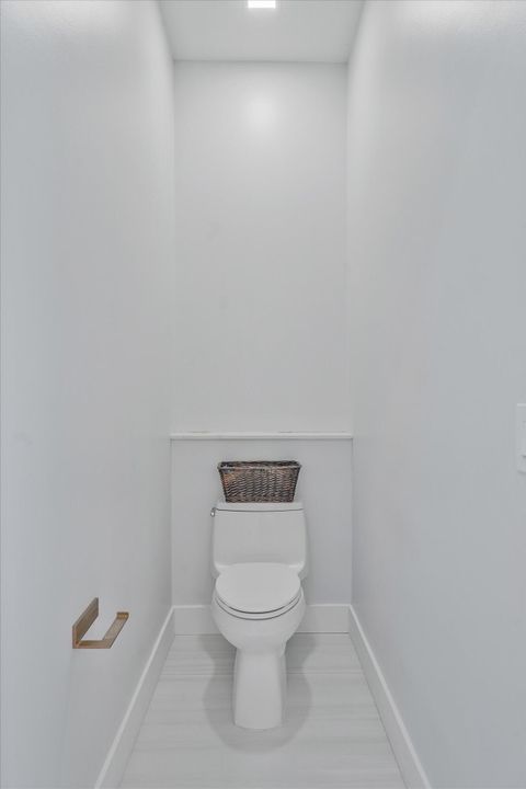 For Rent: $7,750 (5 beds, 3 baths, 3399 Square Feet)