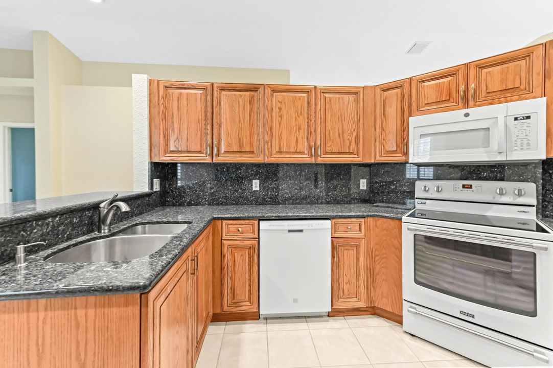 На продажу: $429,900 (3 спален, 2 ванн, 1720 Квадратных фут)