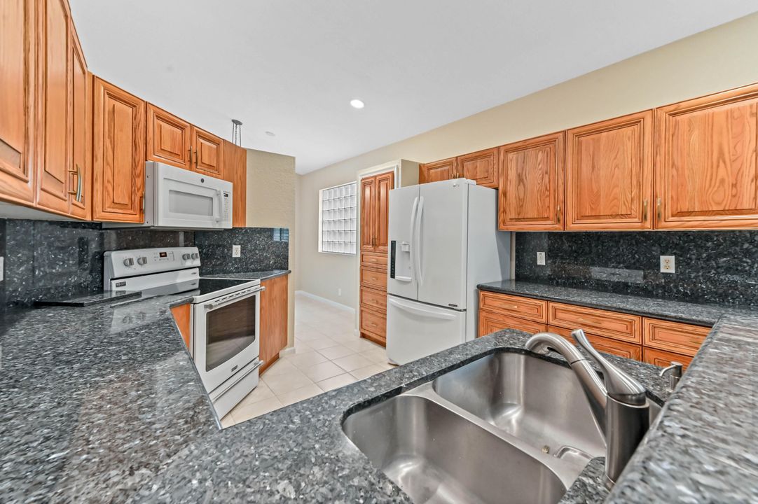 На продажу: $429,900 (3 спален, 2 ванн, 1720 Квадратных фут)