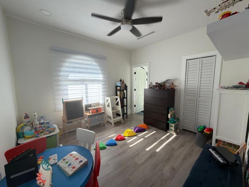 На продажу: $1,680,000 (6 спален, 4 ванн, 3300 Квадратных фут)