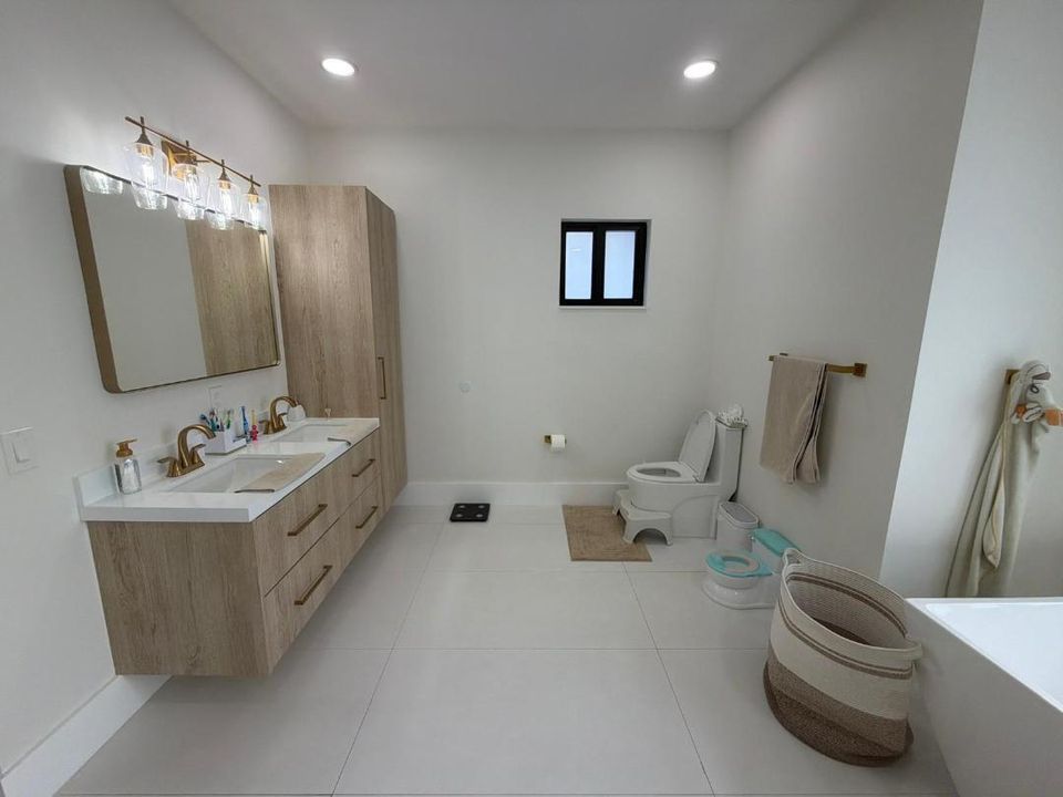 На продажу: $1,680,000 (6 спален, 4 ванн, 3300 Квадратных фут)