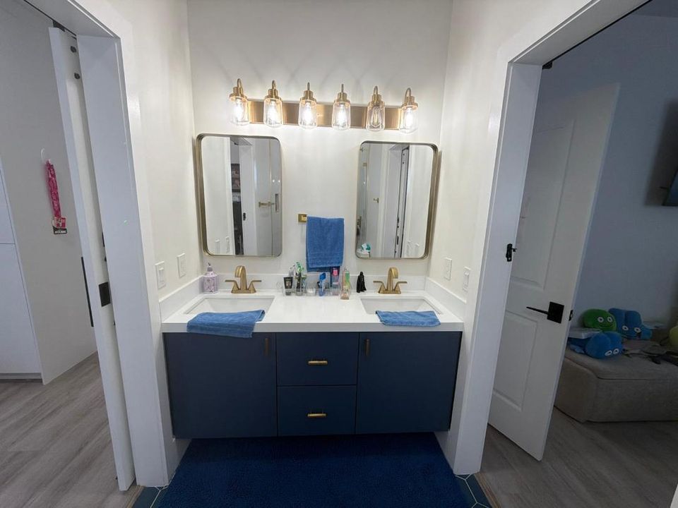 На продажу: $1,680,000 (6 спален, 4 ванн, 3300 Квадратных фут)