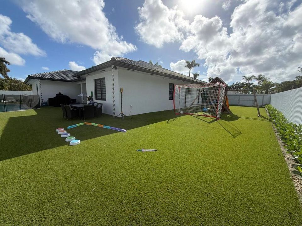 На продажу: $1,680,000 (6 спален, 4 ванн, 3300 Квадратных фут)