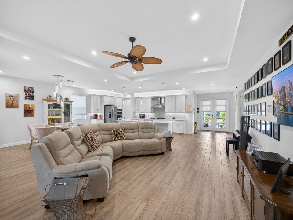 На продажу: $450,000 (2 спален, 2 ванн, 1969 Квадратных фут)