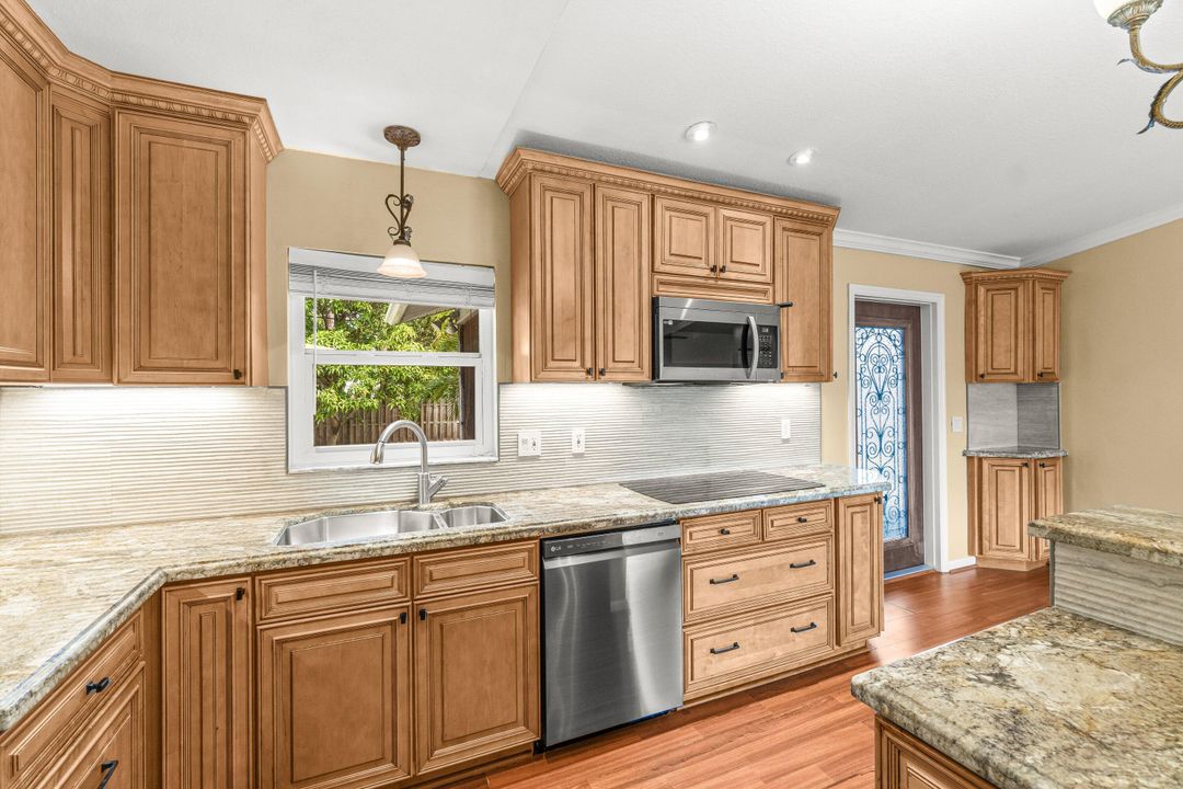 For Rent: $3,000 (3 beds, 2 baths, 1380 Square Feet)