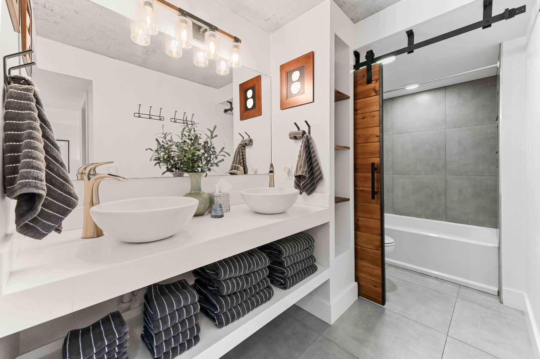 For Sale: $350,000 (2 beds, 2 baths, 1294 Square Feet)