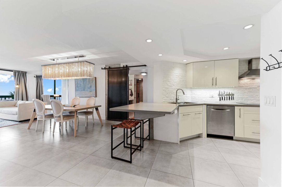 For Sale: $350,000 (2 beds, 2 baths, 1294 Square Feet)