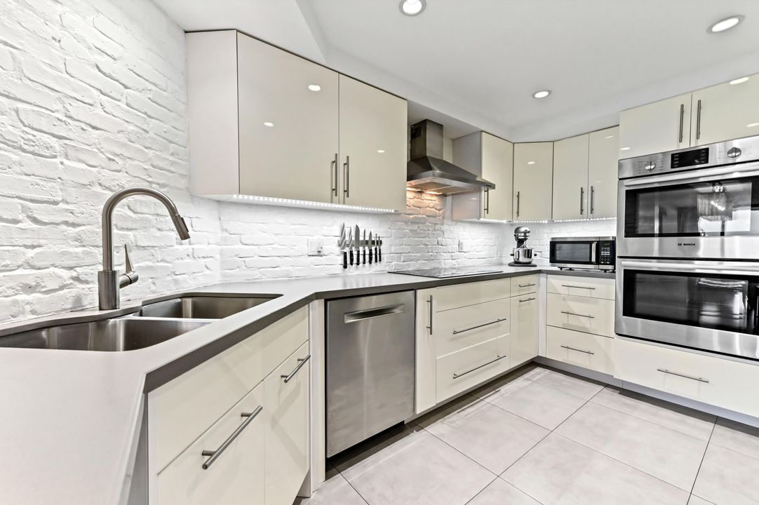 For Sale: $350,000 (2 beds, 2 baths, 1294 Square Feet)