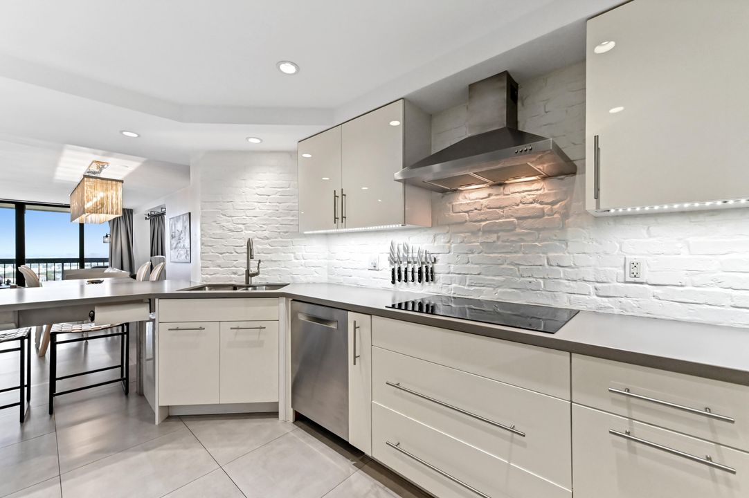 For Sale: $350,000 (2 beds, 2 baths, 1294 Square Feet)