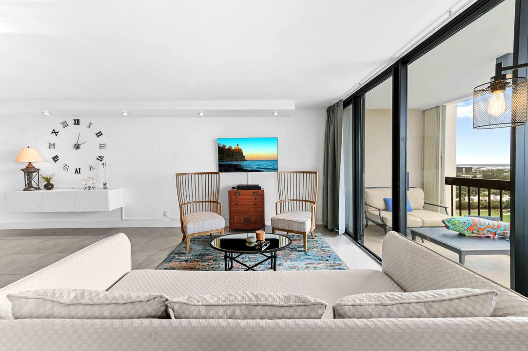 For Sale: $350,000 (2 beds, 2 baths, 1294 Square Feet)