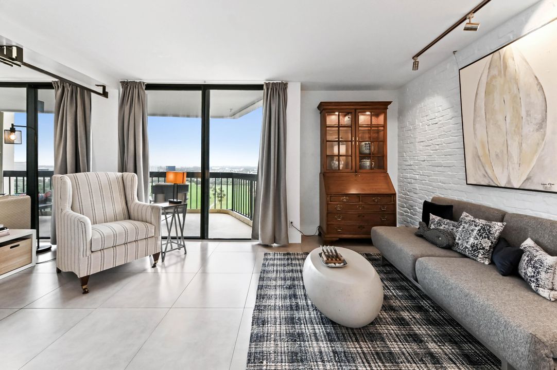 For Sale: $350,000 (2 beds, 2 baths, 1294 Square Feet)