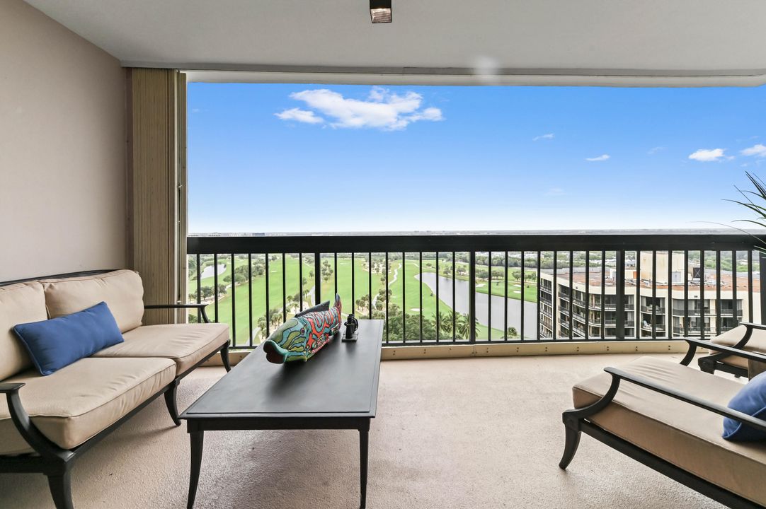 For Sale: $350,000 (2 beds, 2 baths, 1294 Square Feet)