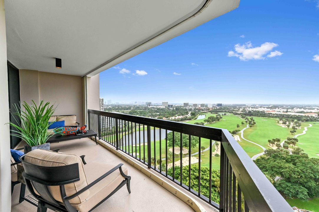 For Sale: $350,000 (2 beds, 2 baths, 1294 Square Feet)