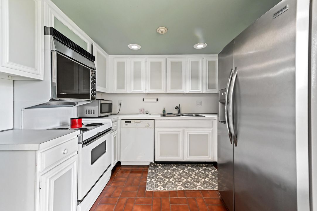 For Sale: $350,000 (2 beds, 2 baths, 1294 Square Feet)