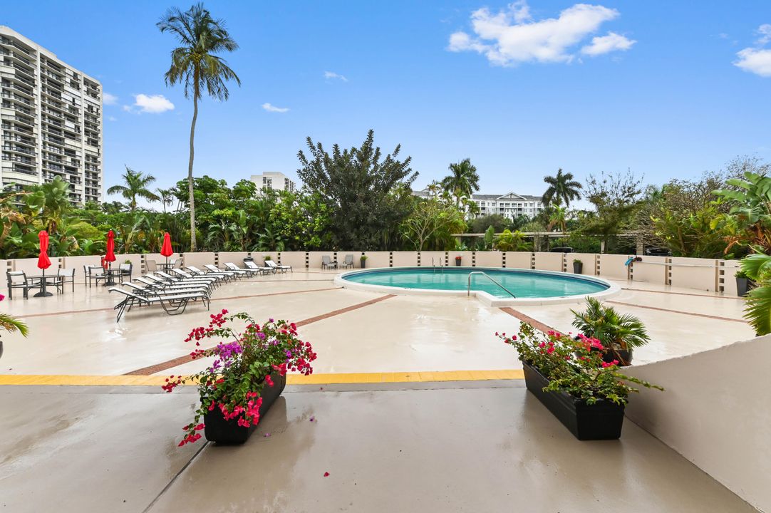 For Sale: $350,000 (2 beds, 2 baths, 1294 Square Feet)