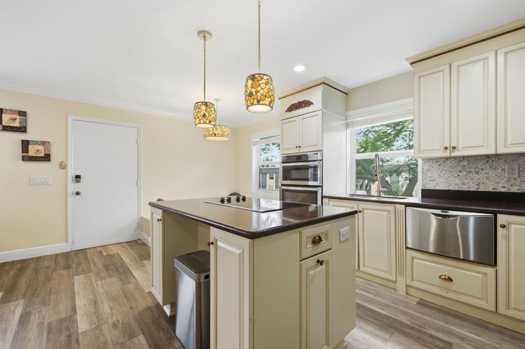 待售: $159,900 (2 贝兹, 2 浴室, 910 平方英尺)