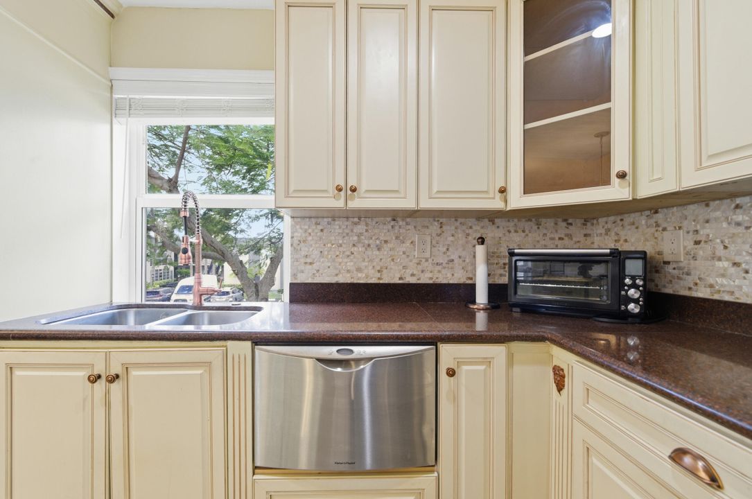 待售: $159,900 (2 贝兹, 2 浴室, 910 平方英尺)