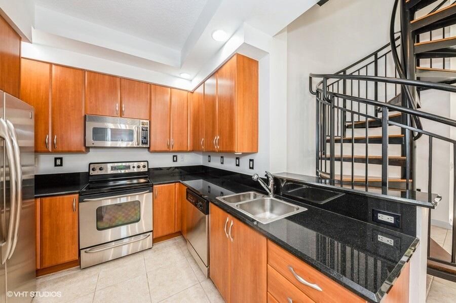 For Rent: $2,875 (1 beds, 1 baths, 816 Square Feet)