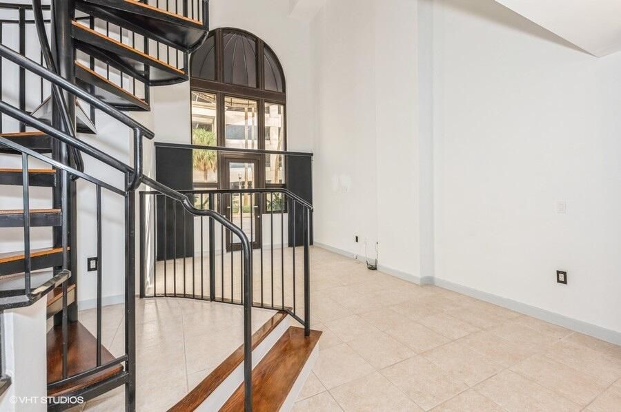 For Rent: $2,875 (1 beds, 1 baths, 816 Square Feet)