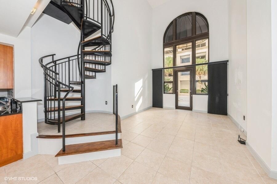 For Rent: $2,875 (1 beds, 1 baths, 816 Square Feet)