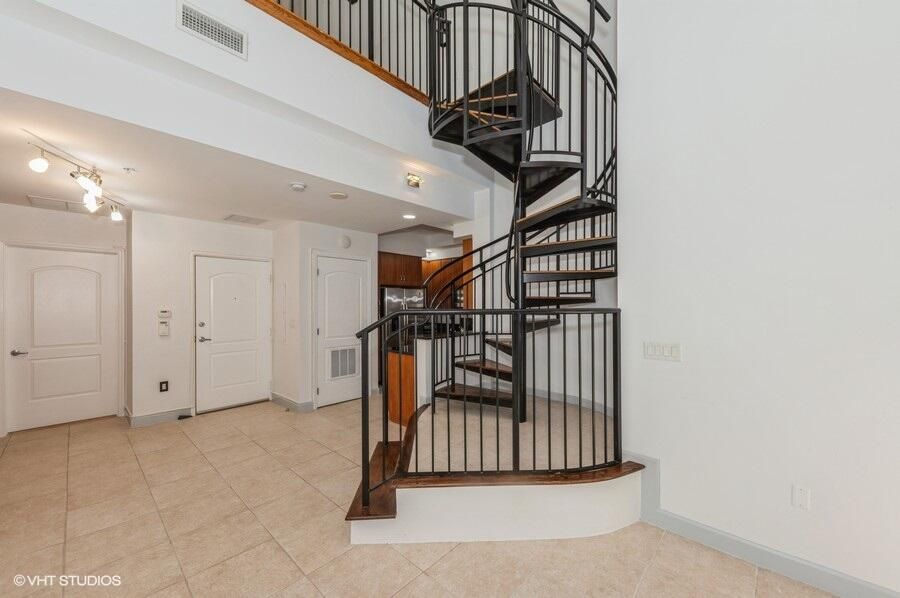 For Rent: $2,875 (1 beds, 1 baths, 816 Square Feet)