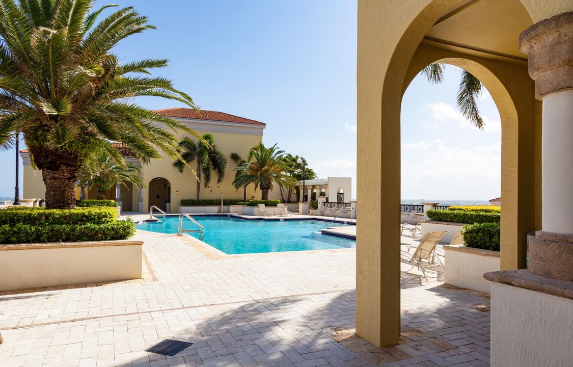 For Rent: $2,875 (1 beds, 1 baths, 816 Square Feet)