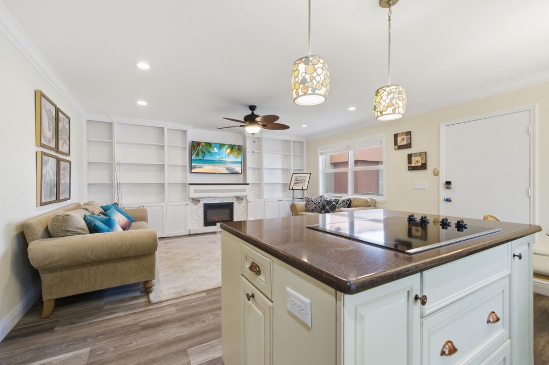 待售: $159,900 (2 贝兹, 2 浴室, 910 平方英尺)