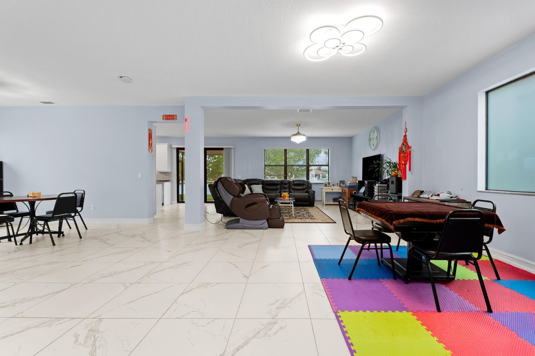 For Sale: $999,000 (5 beds, 3 baths, 2879 Square Feet)