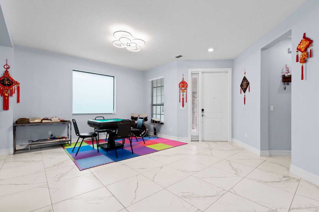 For Sale: $999,000 (5 beds, 3 baths, 2879 Square Feet)