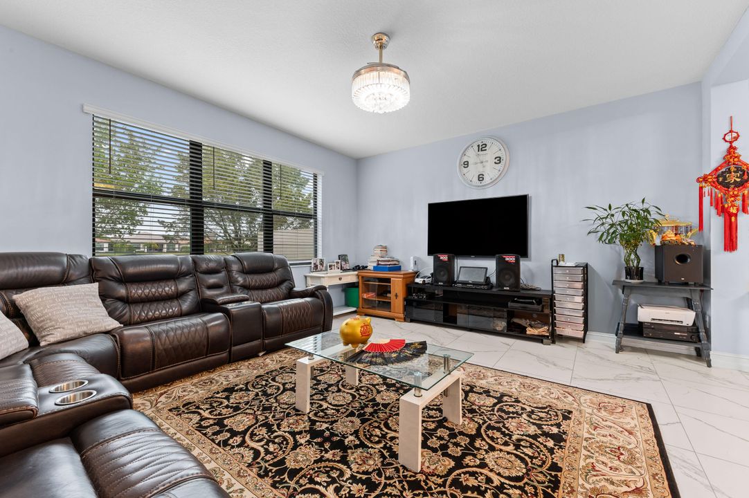 For Sale: $999,000 (5 beds, 3 baths, 2879 Square Feet)