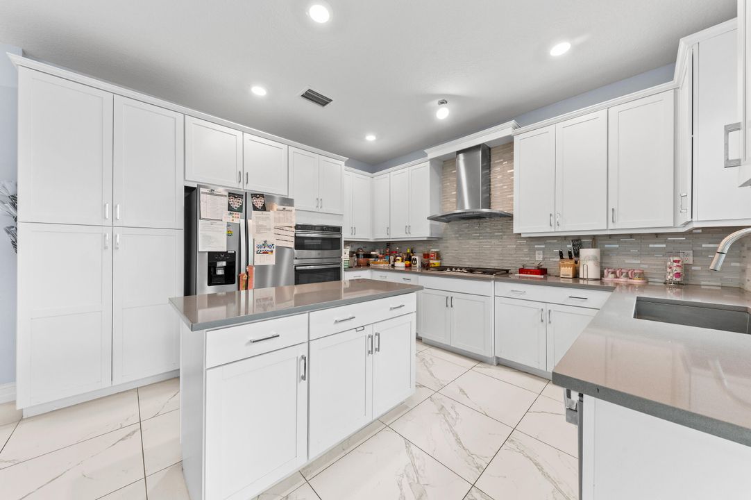 For Sale: $999,000 (5 beds, 3 baths, 2879 Square Feet)