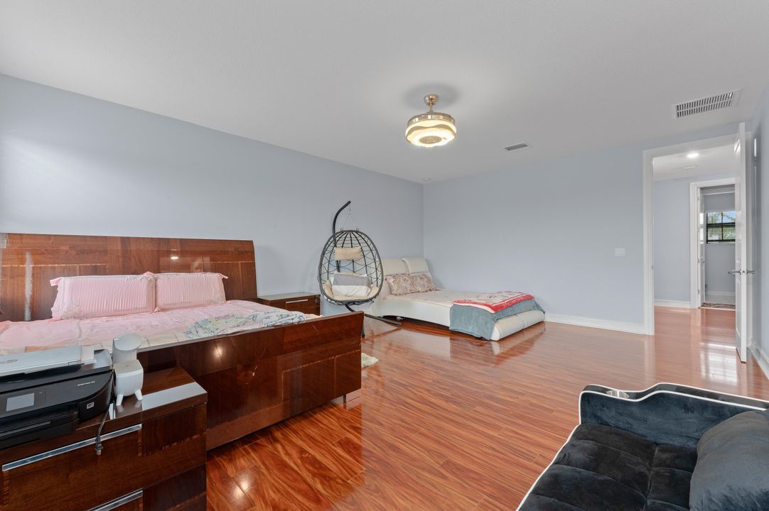 For Sale: $999,000 (5 beds, 3 baths, 2879 Square Feet)