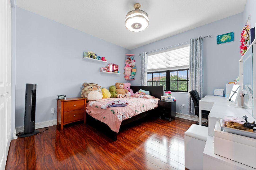 For Sale: $999,000 (5 beds, 3 baths, 2879 Square Feet)