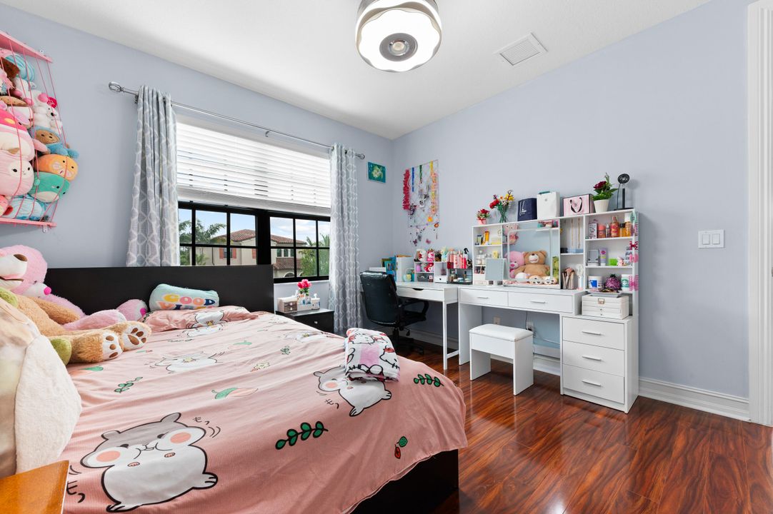 For Sale: $999,000 (5 beds, 3 baths, 2879 Square Feet)