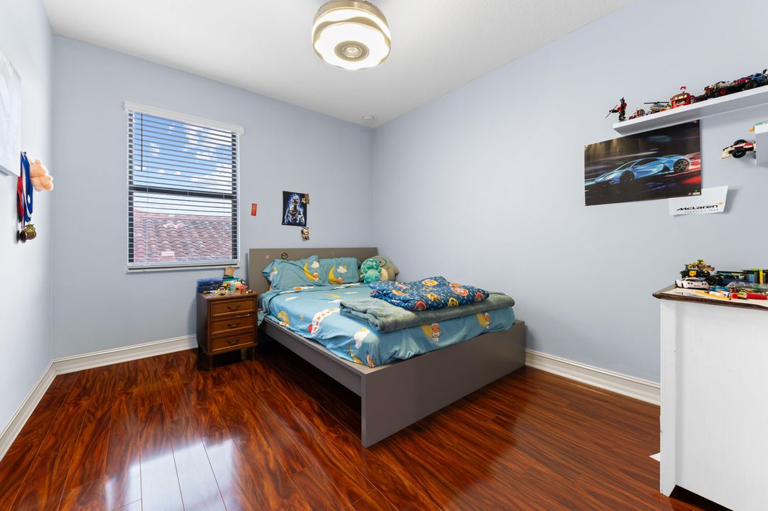 For Sale: $999,000 (5 beds, 3 baths, 2879 Square Feet)