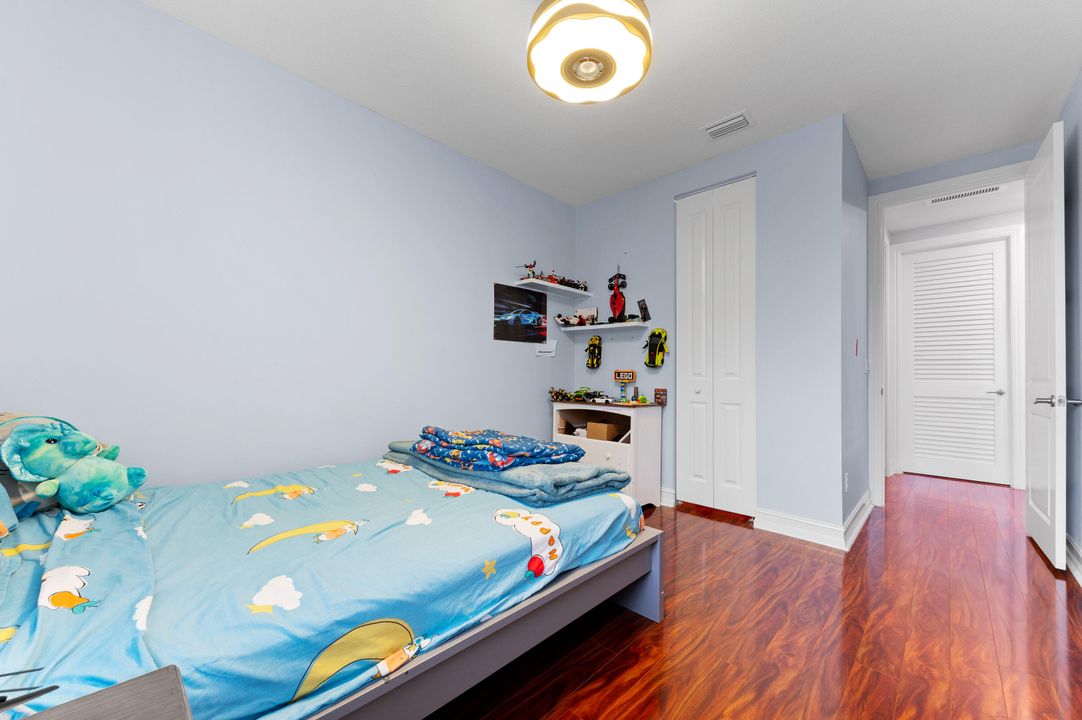 For Sale: $999,000 (5 beds, 3 baths, 2879 Square Feet)