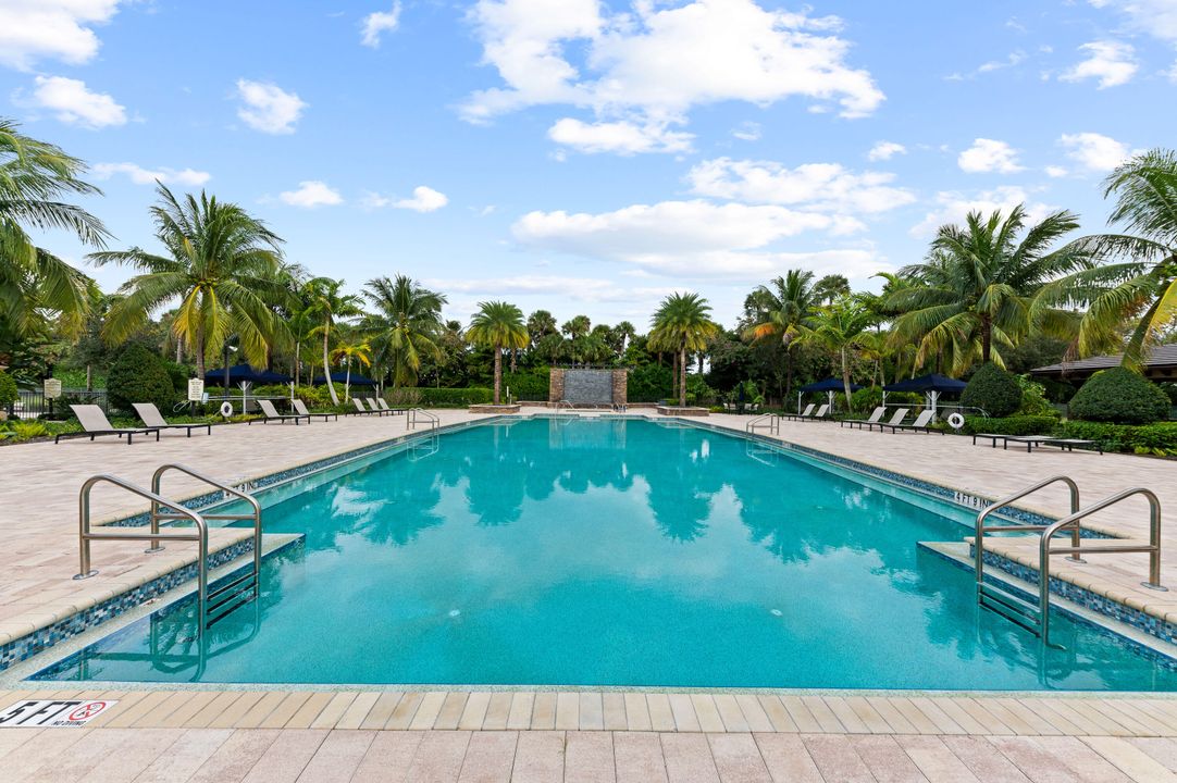 For Sale: $999,000 (5 beds, 3 baths, 2879 Square Feet)