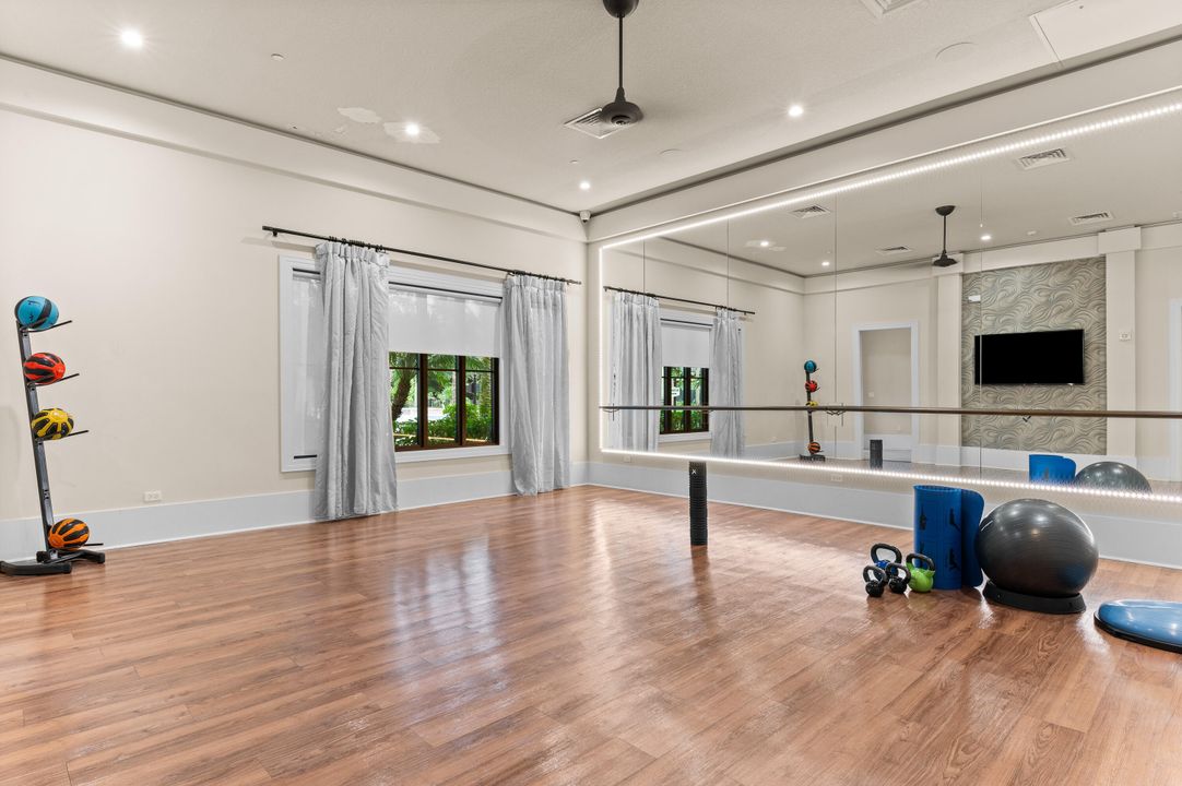 For Sale: $999,000 (5 beds, 3 baths, 2879 Square Feet)