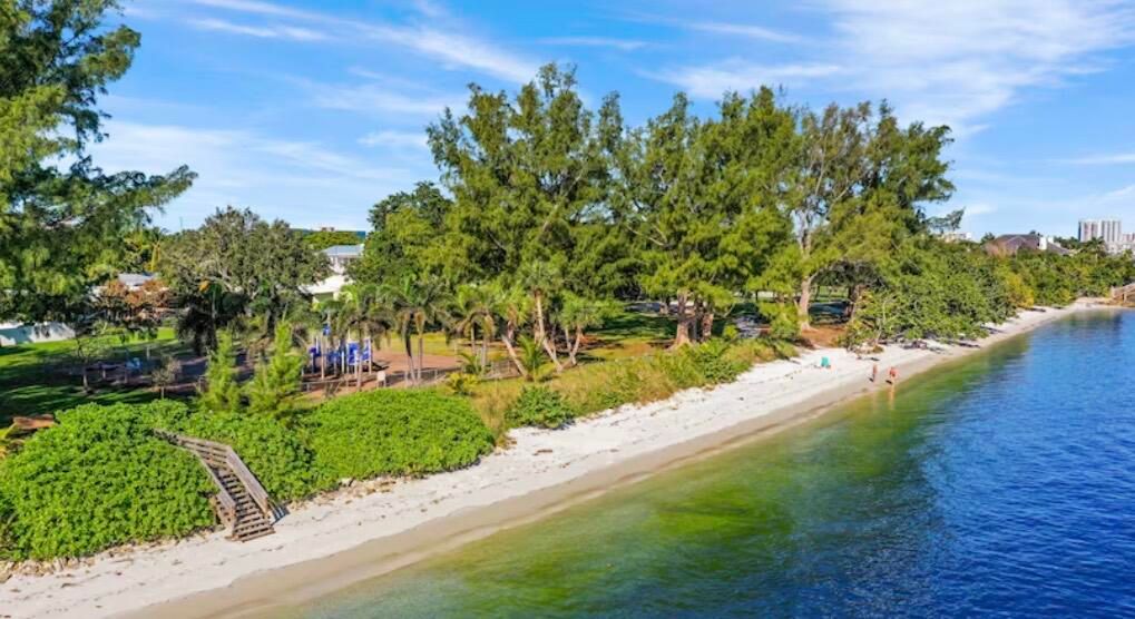 На продажу: $1,050,000 (4 спален, 2 ванн, 1844 Квадратных фут)