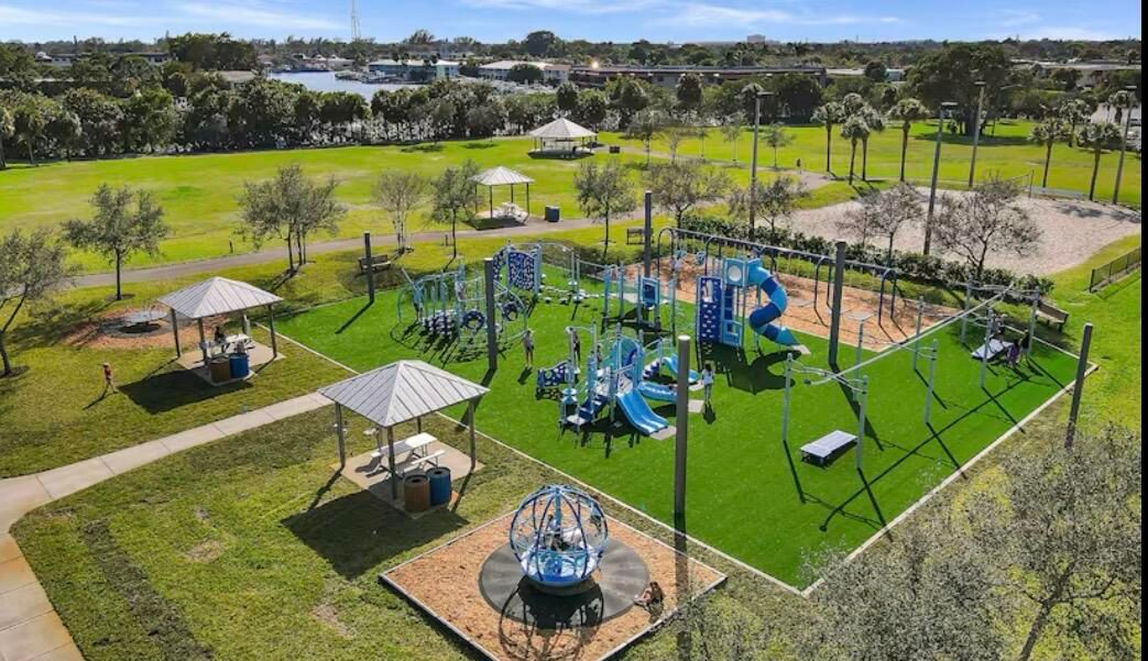 На продажу: $1,050,000 (4 спален, 2 ванн, 1844 Квадратных фут)