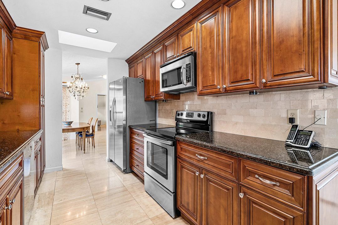 For Sale: $729,000 (2 beds, 3 baths, 2404 Square Feet)