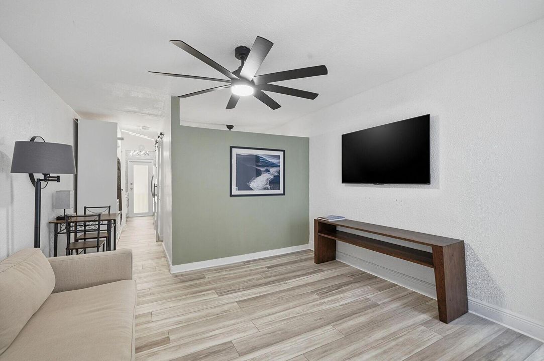 合同活跃: $1,800 (0 贝兹, 1 浴室, 447 平方英尺)