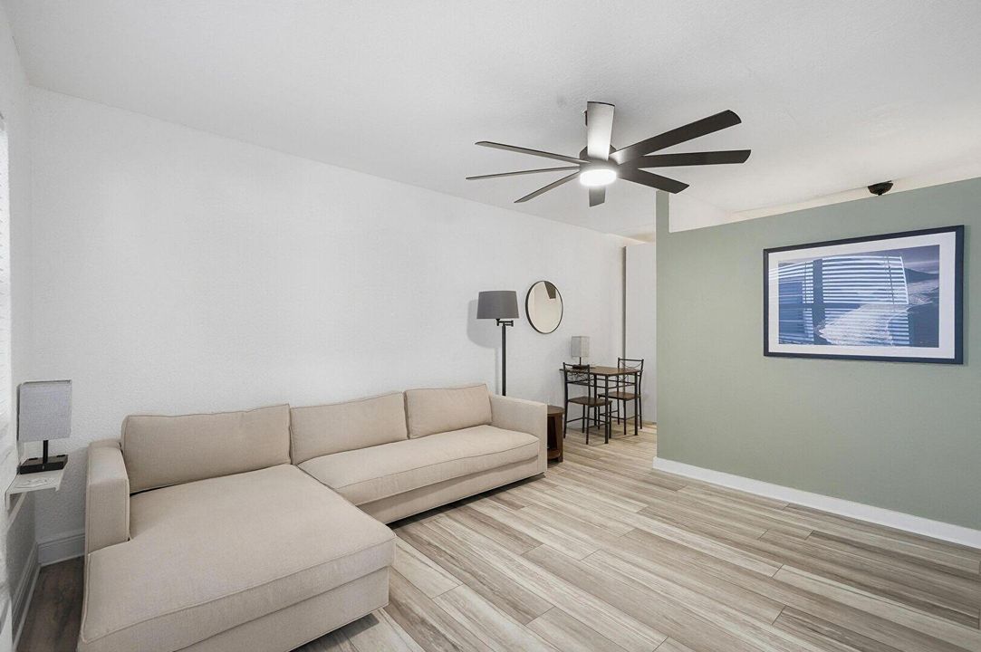 合同活跃: $1,800 (0 贝兹, 1 浴室, 447 平方英尺)