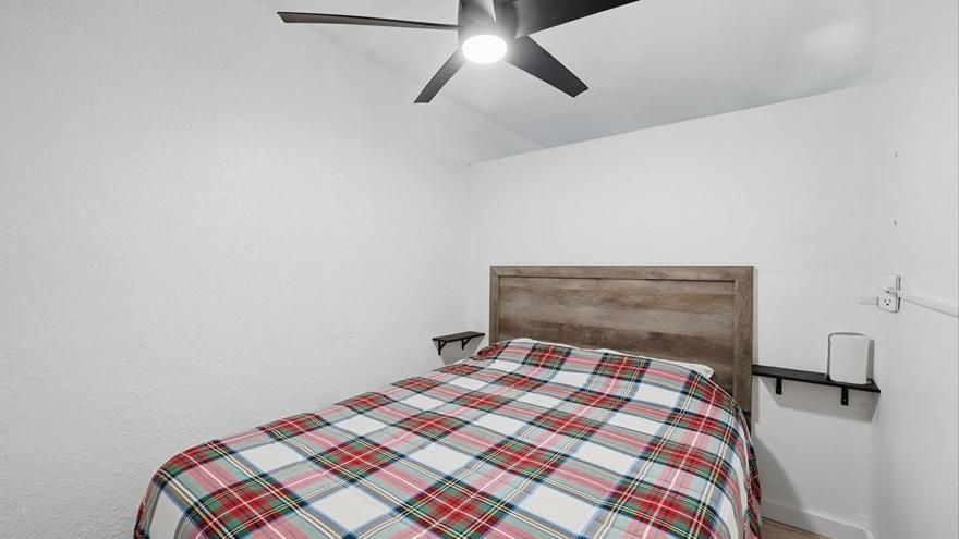 合同活跃: $1,800 (0 贝兹, 1 浴室, 447 平方英尺)