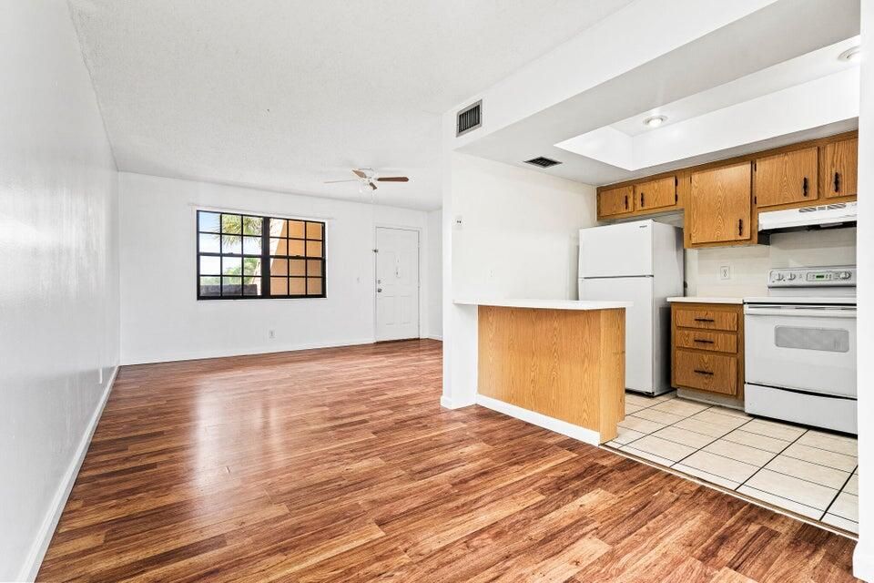 For Rent: $1,850 (2 beds, 2 baths, 883 Square Feet)