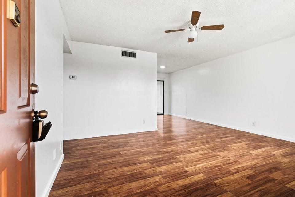 For Rent: $1,850 (2 beds, 2 baths, 883 Square Feet)