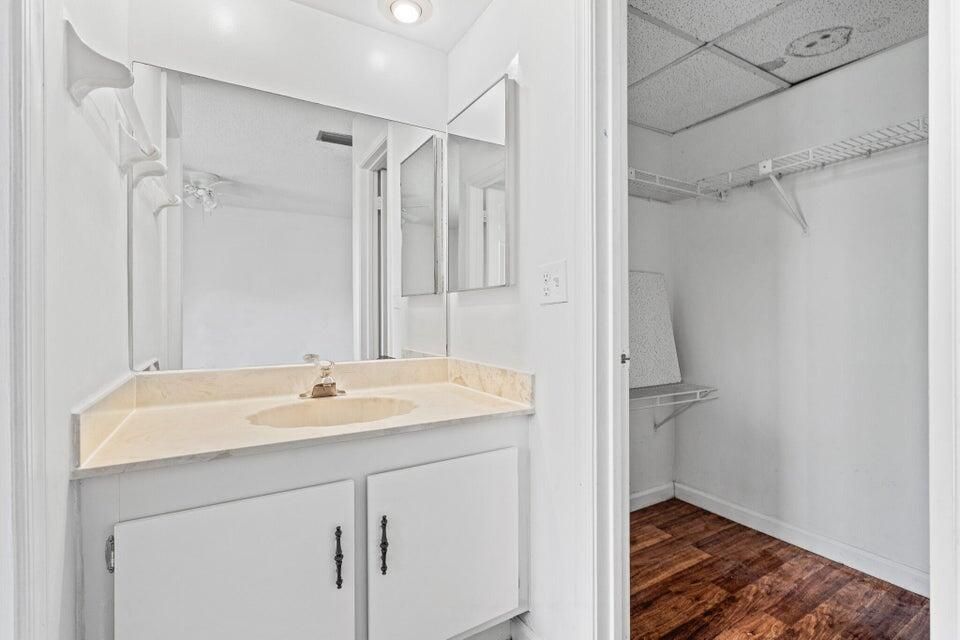 For Rent: $1,850 (2 beds, 2 baths, 883 Square Feet)