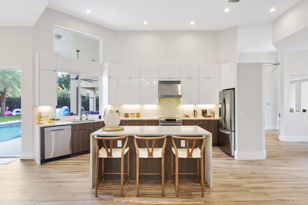 En Venta: $1,895,000 (4 camas, 2 baños, 2775 Pies cuadrados)