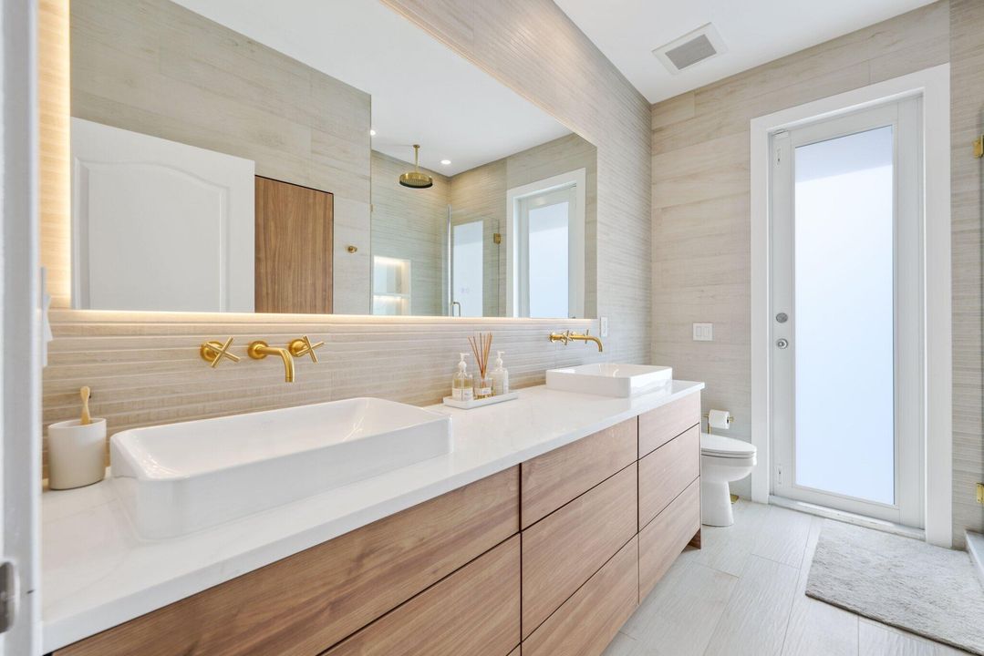 En Venta: $1,895,000 (4 camas, 2 baños, 2775 Pies cuadrados)