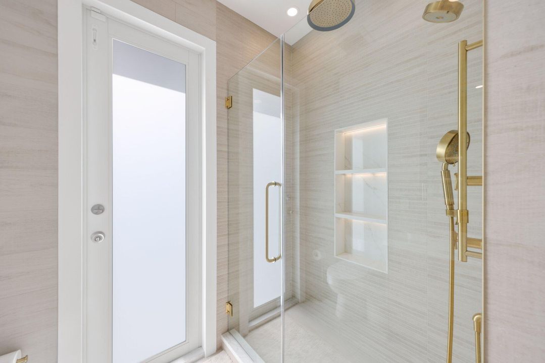 En Venta: $1,895,000 (4 camas, 2 baños, 2775 Pies cuadrados)